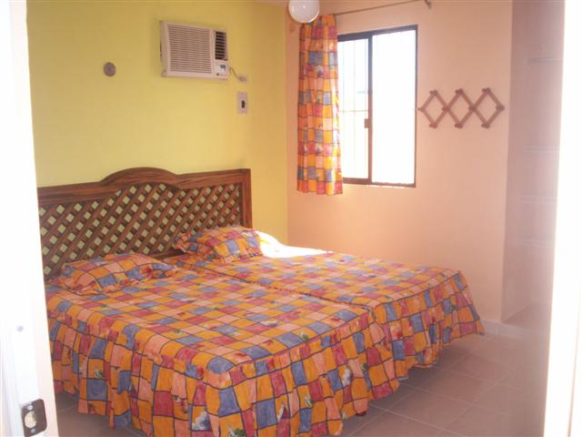 ENCINOS_CUARTO_%28Small%29.jpg